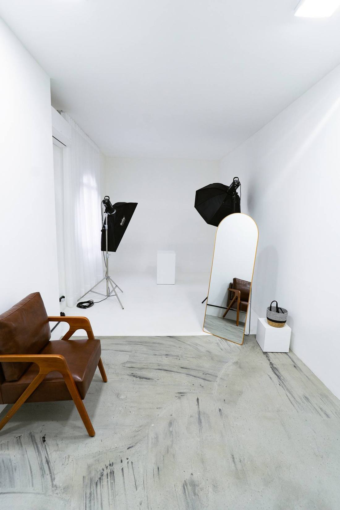 Est&uacute;dio 1 da Aliar, com ciclorama branco, softbox e po&ccedil;a de luz natural para fotografia