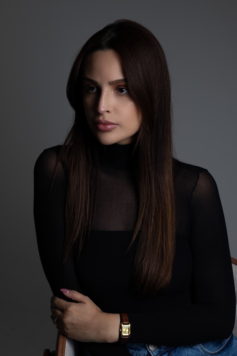 Retrato da fot&oacute;grafa Gabriela Franco, s&oacute;cia e cofundadora da Aliar Marketing, em luz baixa de est&uacute;dio