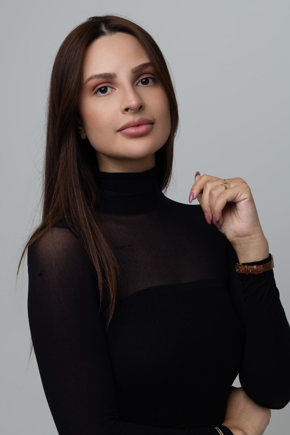 Gabriela Franco fotografada em est&uacute;dio de fundo claro, retrato de meio corpo