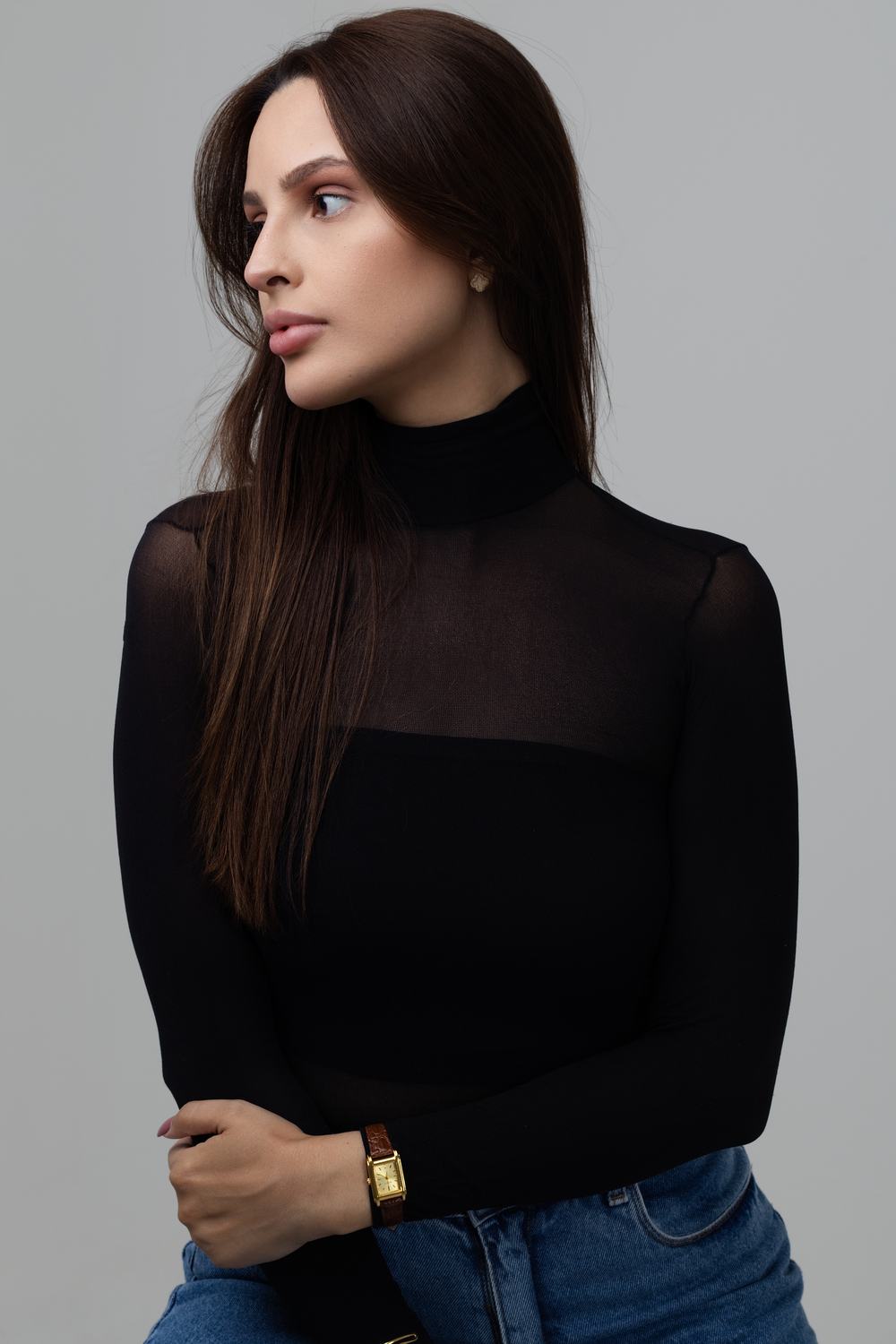 Gabriela Franco em est&uacute;dio de fundo claro, retrato de perfil em luz suave