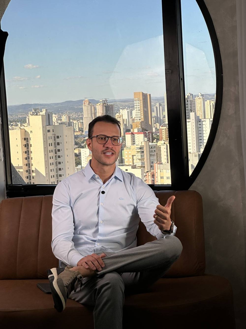 Grava&ccedil;&atilde;o de conte&uacute;do no Est&uacute;dio 2 da Aliar Marketing, com vista de Goi&acirc;nia pela janela circular