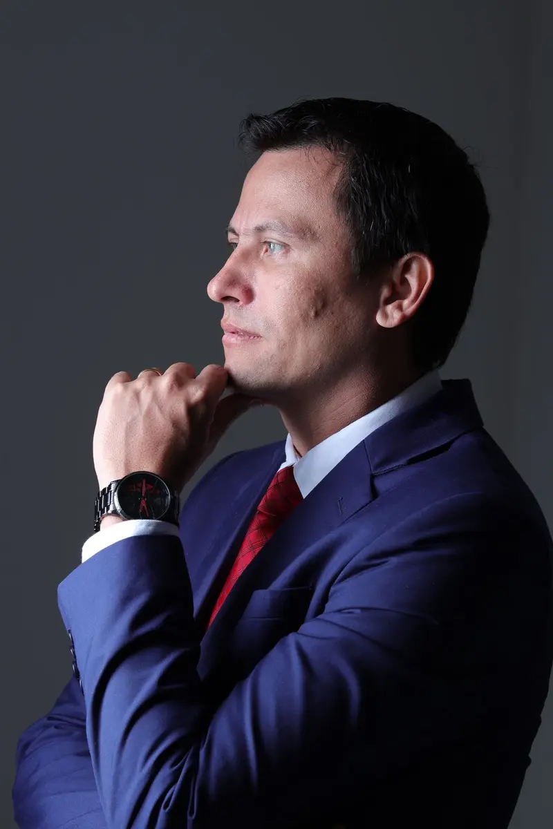 Retrato de perfil em luz baixa feito no estúdio da Aliar