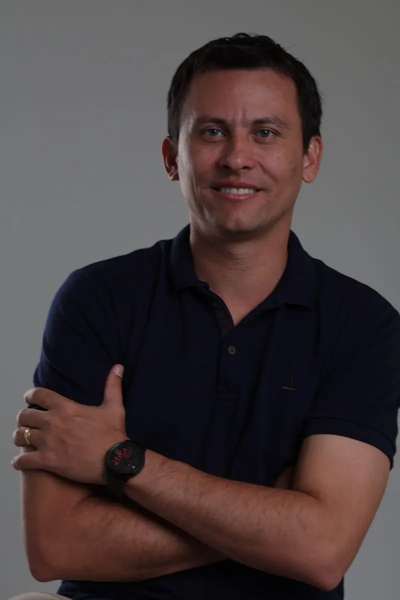 Retrato sorridente de braços cruzados no estúdio da Aliar