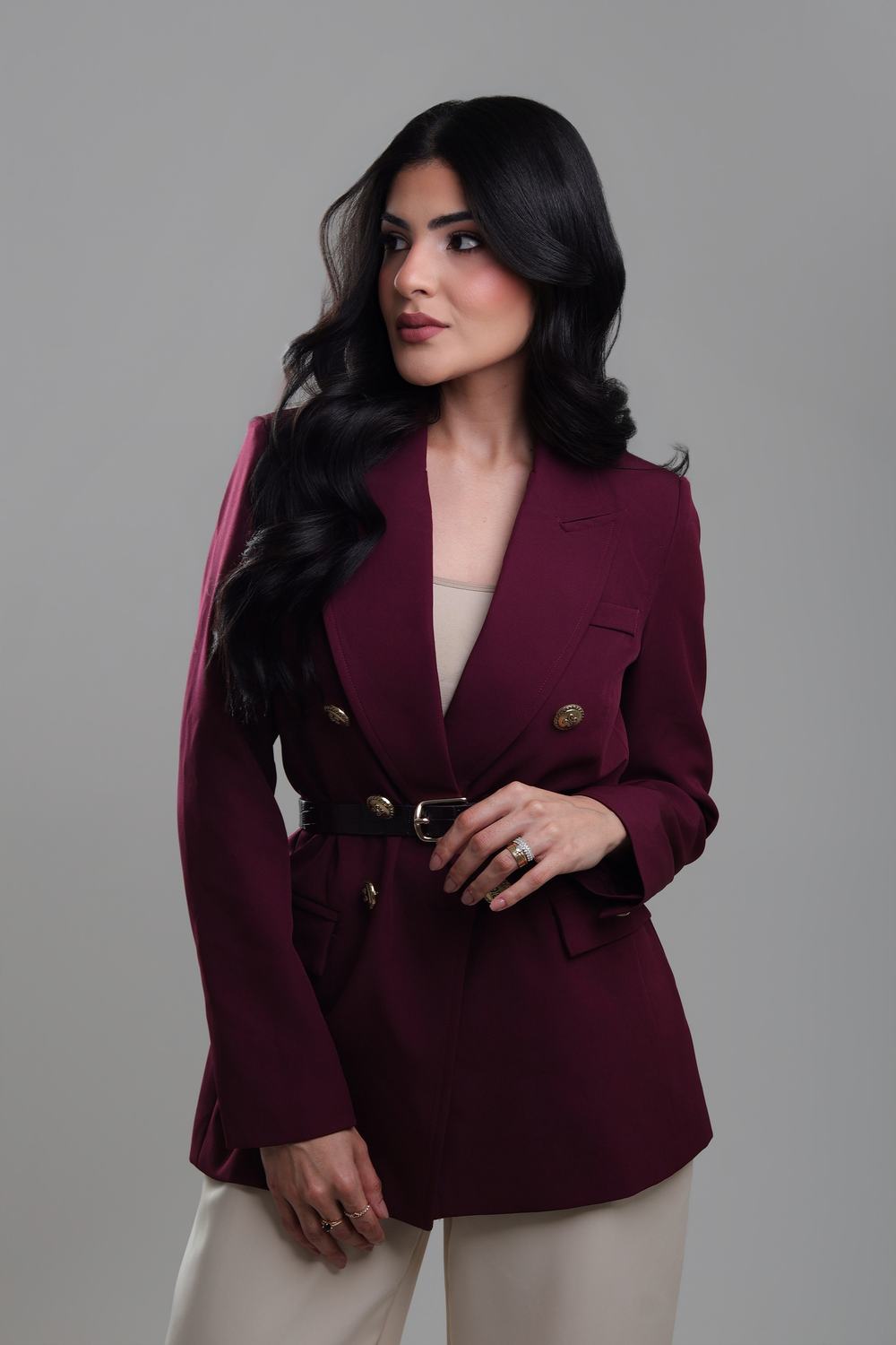 Ensaio de posicionamento de imagem no Est&uacute;dio 1 da Aliar: empres&aacute;ria de blazer vinho fotografada em fundo neutro