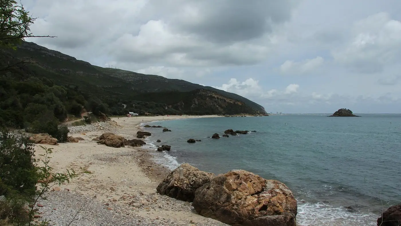 Praia e serra da Arrábida, perto de Setúbal, cenário para sessão fotográfica em exterior