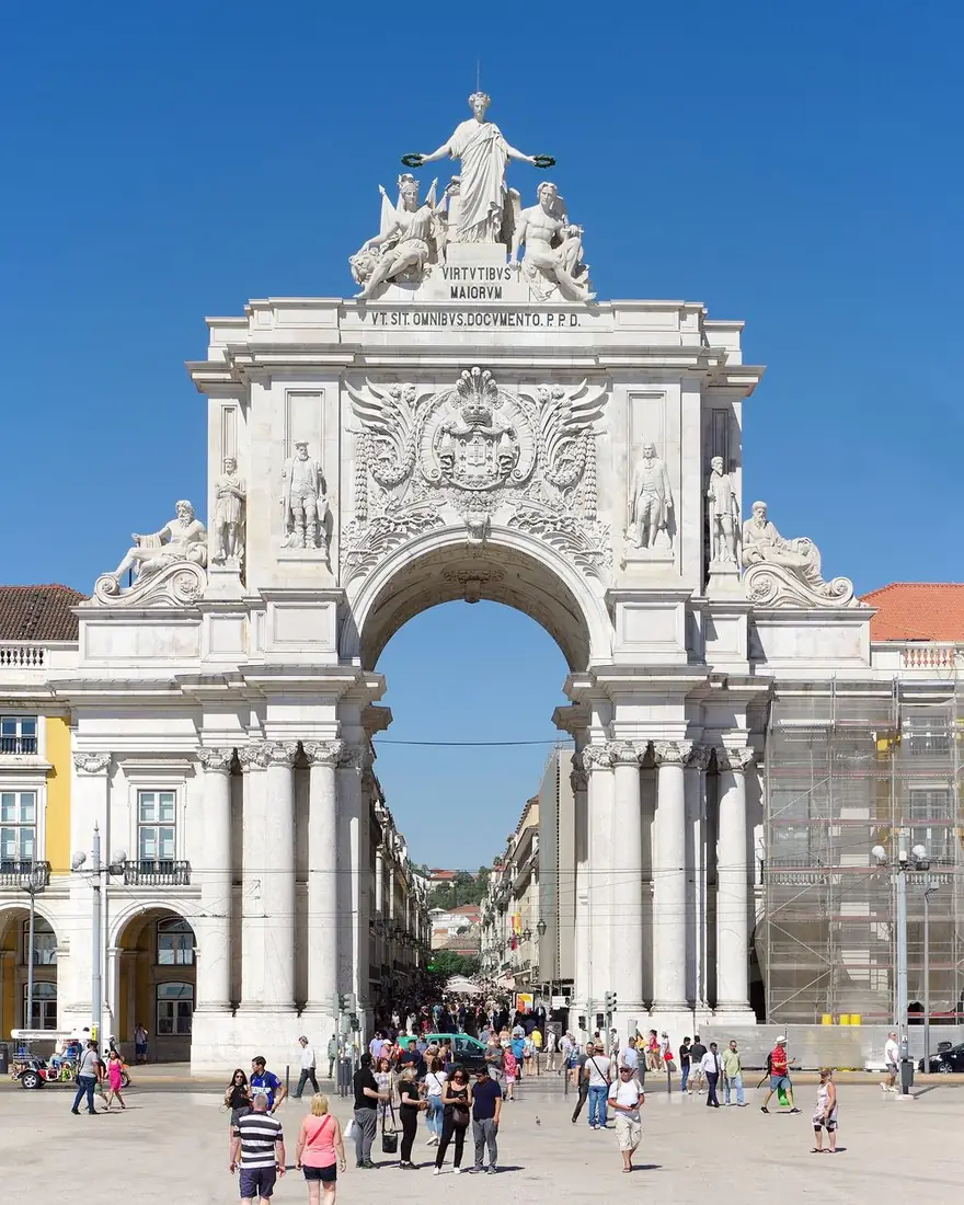 Arco da Rua Augusta e Praça do Comércio, em Lisboa, onde a Aliar Marketing abre atendimento em Portugal