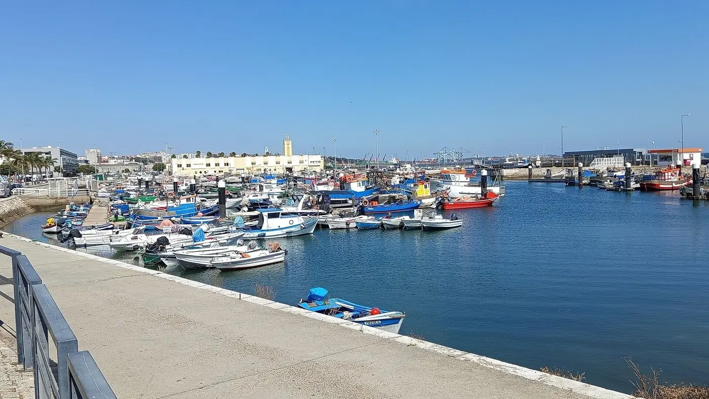 Porto de pesca e baía de Setúbal, junto ao rio Sado