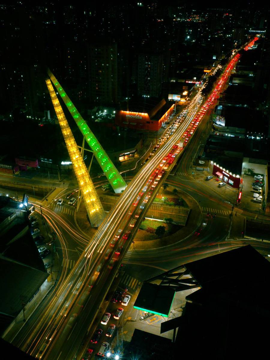 Vista noturna de Goi&acirc;nia a partir do 17&ordm; andar da Aliar Marketing, no Setor Bueno