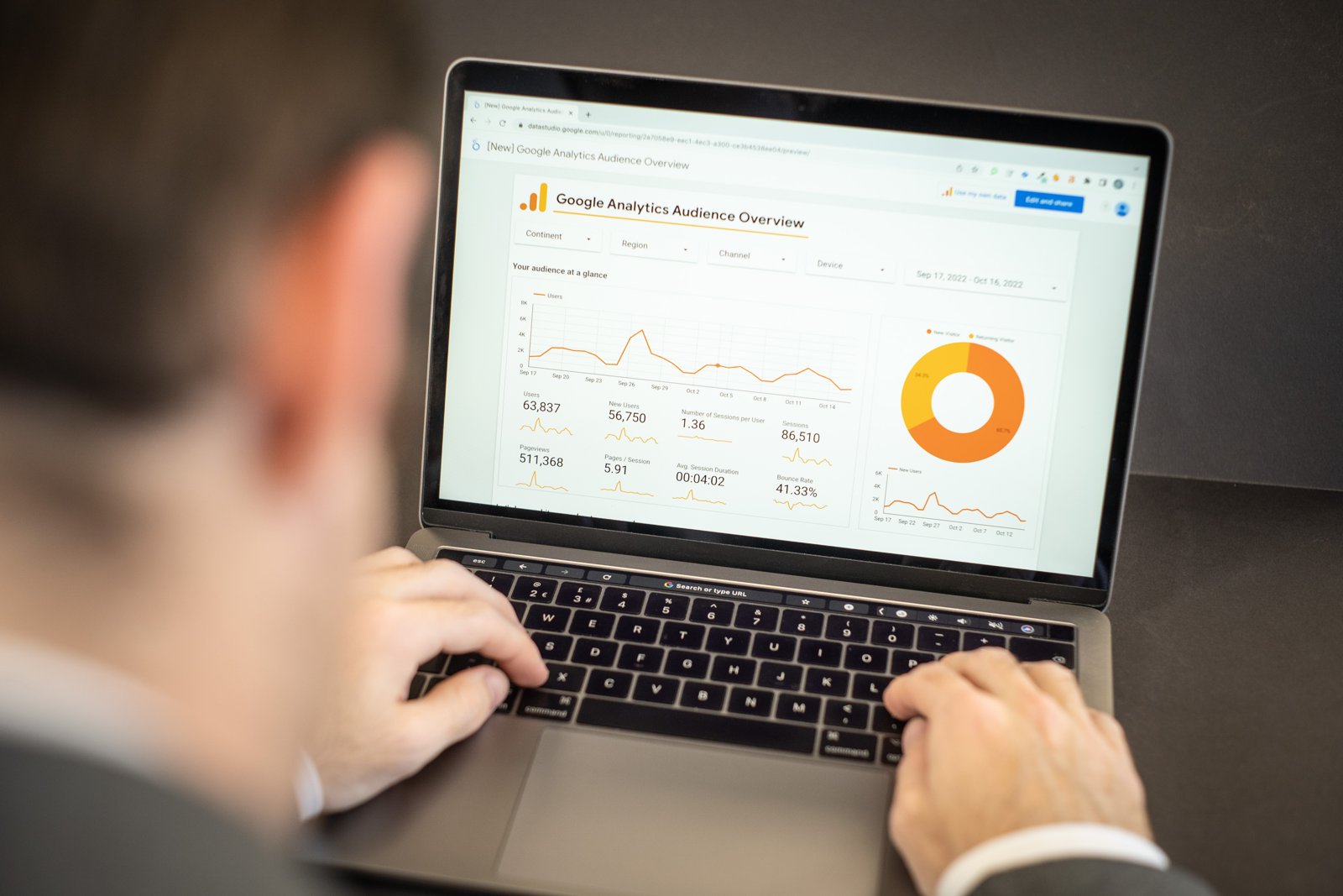 Pessoa analisando painel de métricas de anúncios em um notebook