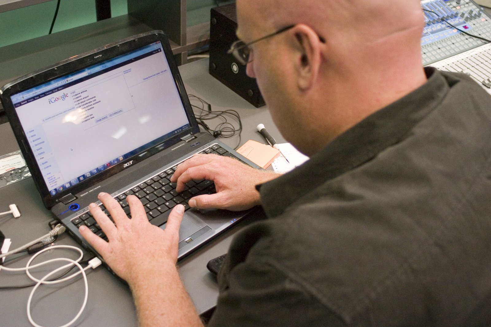 Pessoa fazendo uma busca no Google em um notebook