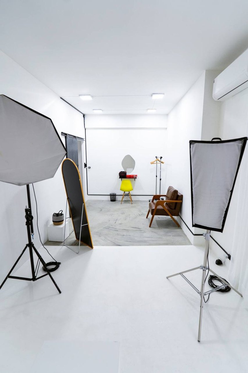 Estúdio de fotografia e vídeo da Aliar Marketing, com iluminação e cenário, em Goiânia