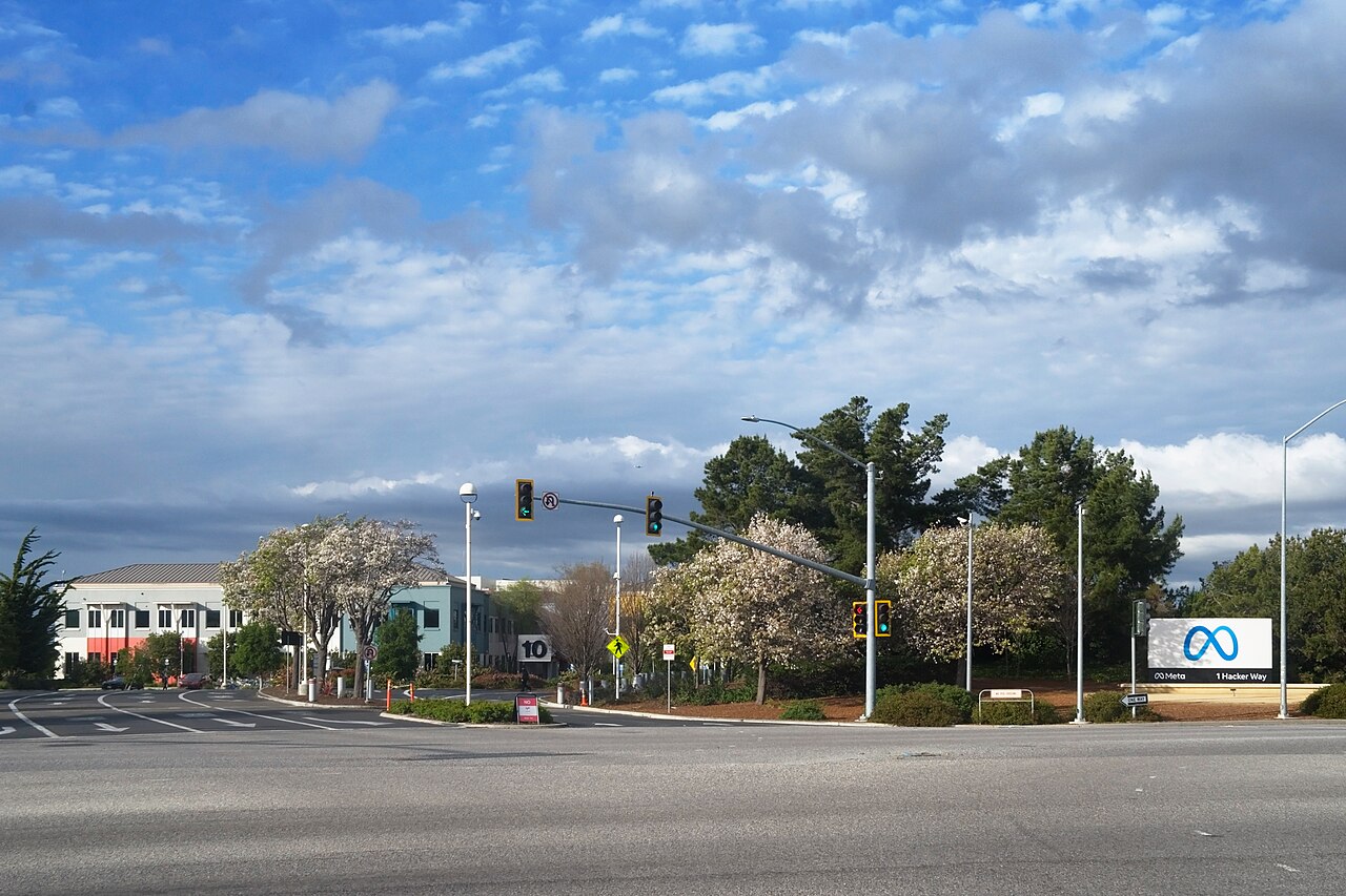 Entrada do complexo da sede da Meta, com o logotipo da empresa, em Menlo Park, na Califórnia
