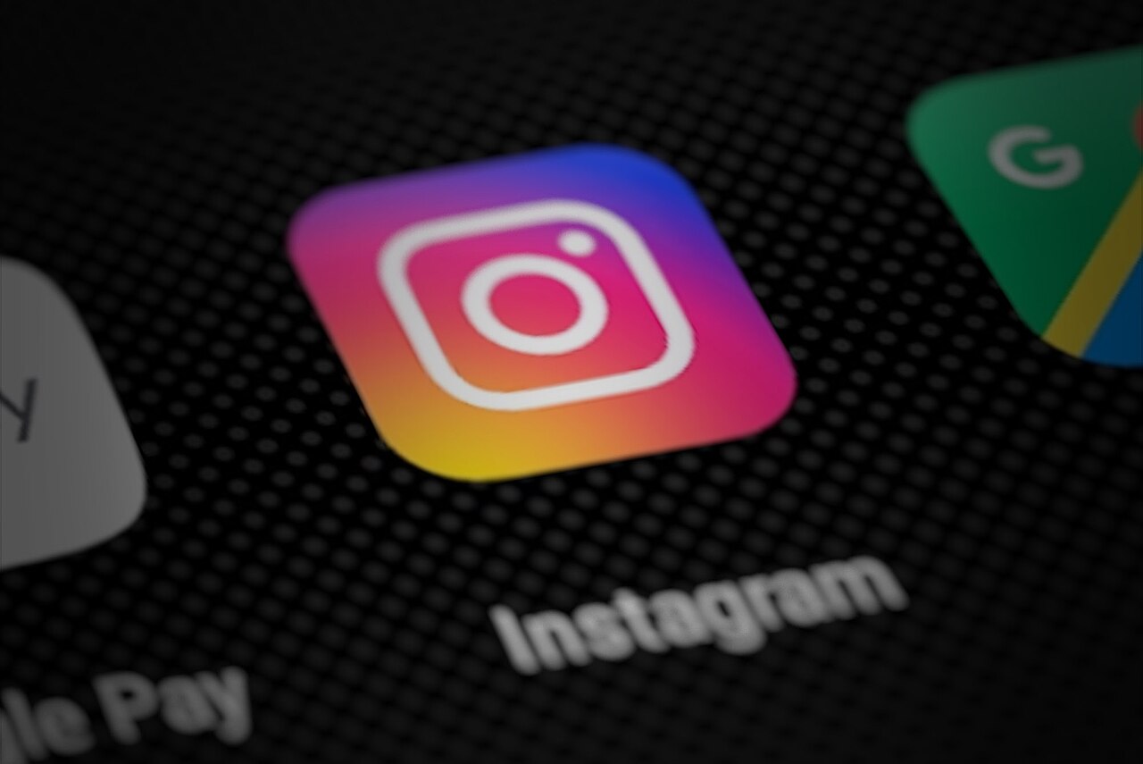 Celular com o ícone do aplicativo do Instagram na tela