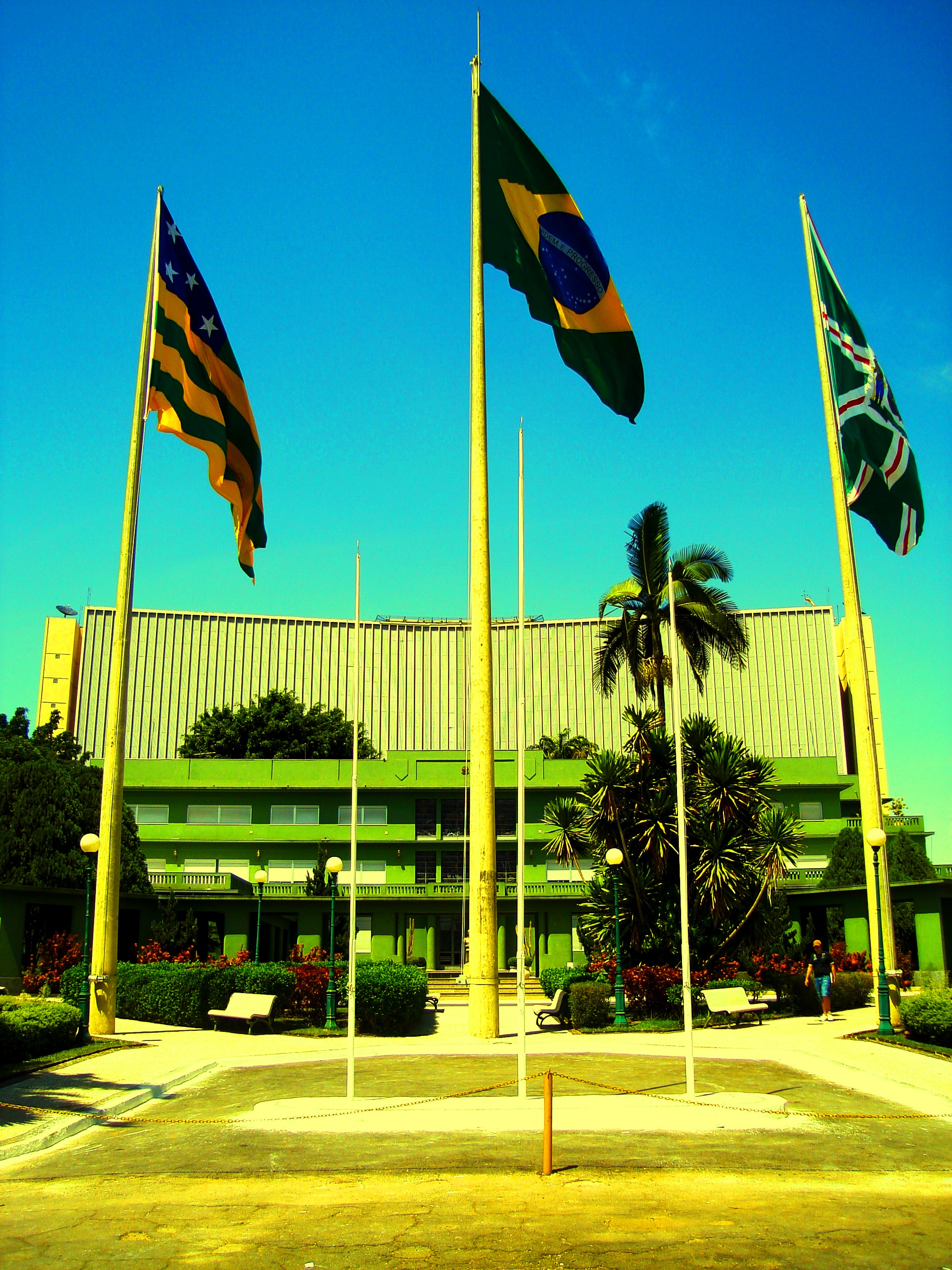 Fachada do Palácio das Esmeraldas, sede do Governo do Estado de Goiás, em Goiânia, com as bandeiras de Goiás e do Brasil
