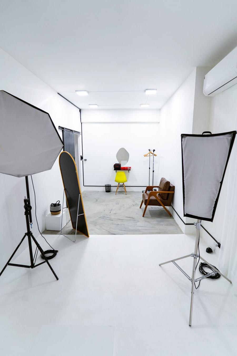 Softbox e refletores montados num estúdio branco, prontos para gravação