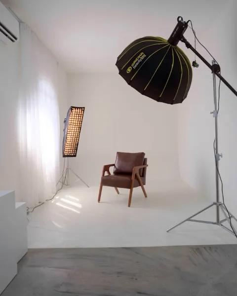 Reel do Instagram @aliar.estudios: Do setup ao clique final Fundo branco disponível pra locação em Goiânia Equipamentos de luz inclusos e vários...