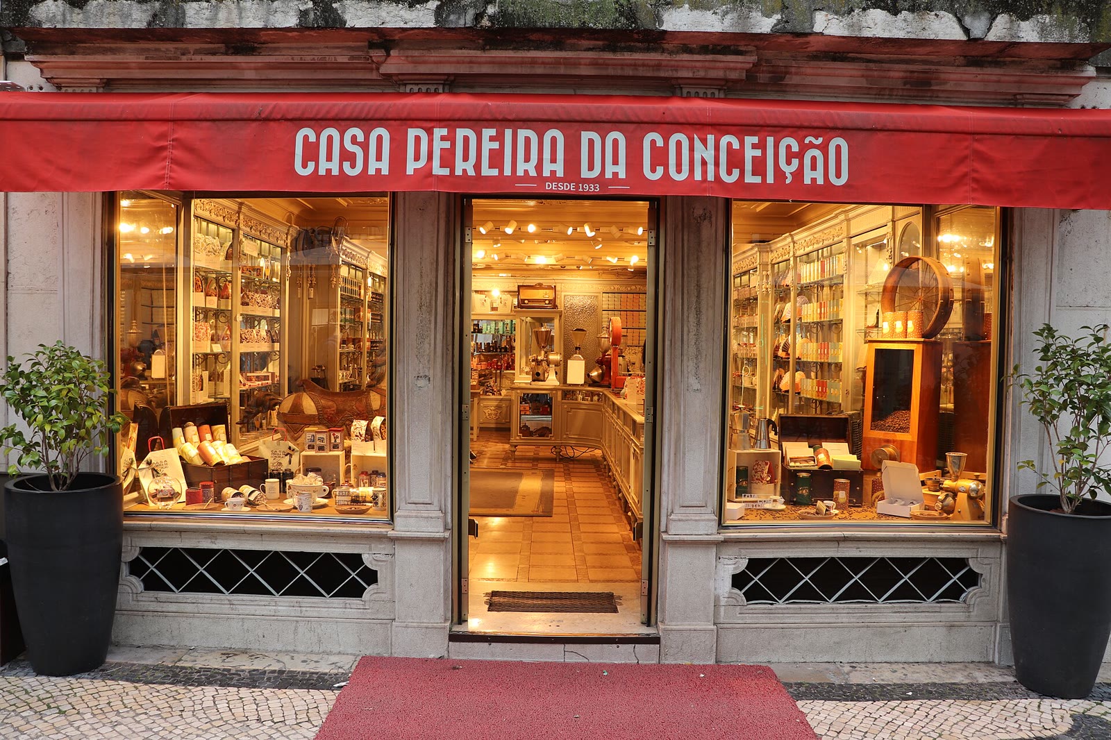 Comércio na Rua Augusta, em Lisboa, imagem de contexto urbano